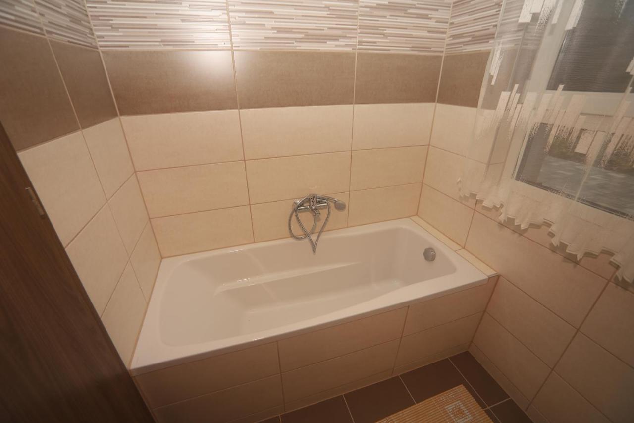 Adam Guesthouse I. Кечкемет Экстерьер фото